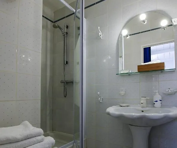 Nocleg ze śniadaniem Logis Saint Leonard 3*